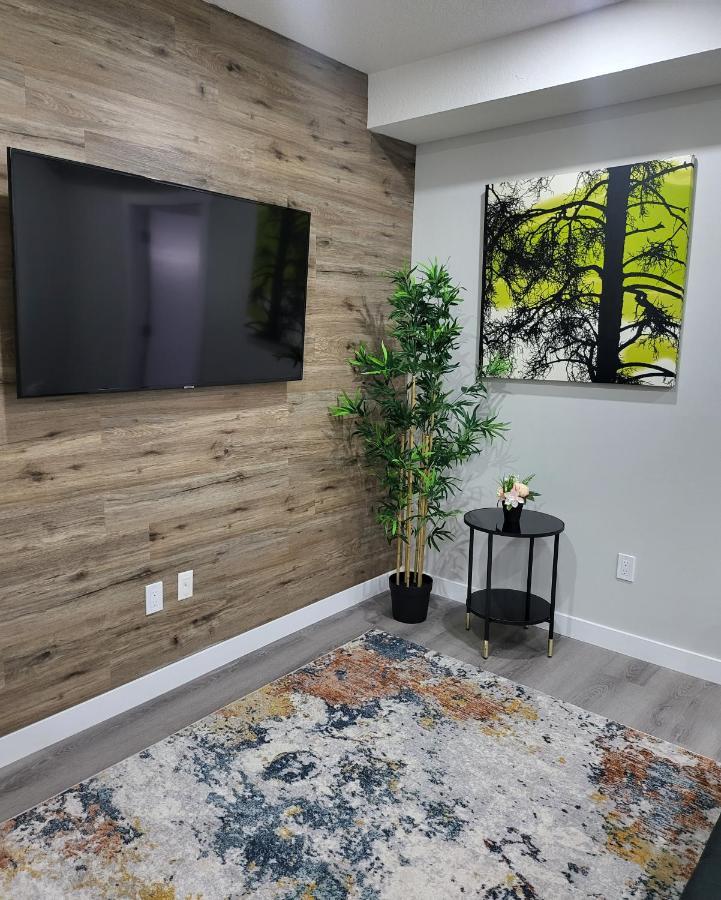 Luxury Suite In Calgary Nw Εξωτερικό φωτογραφία